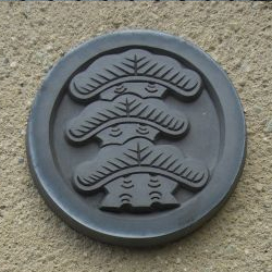 伝統的な家紋と漢字の瓦製表札中添